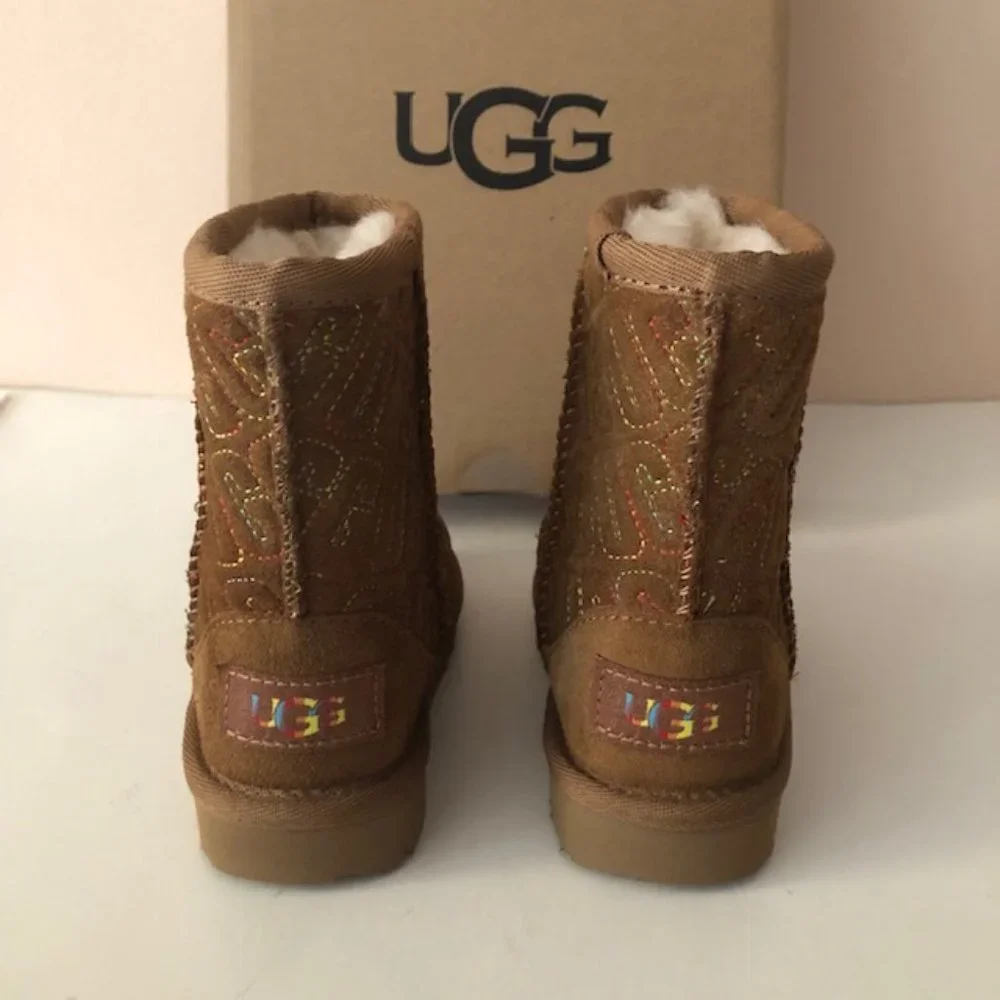 UGG Classic II Graphic Stitch Leather Kids' Short Boot for boy or girl. Size: 6